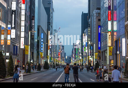 Tokyo Giappone folla locale zona commerciale di Ginza walking street al weekend con assenza di traffico nel centro cittadino con rush di gente del posto e turisti Foto Stock