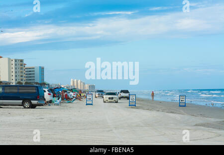 New Smyrna Beach Florida guida delle automobili sulla spiaggia pericolo traffico limiti di velocità con le famiglie di giocare e auto in movimento Foto Stock