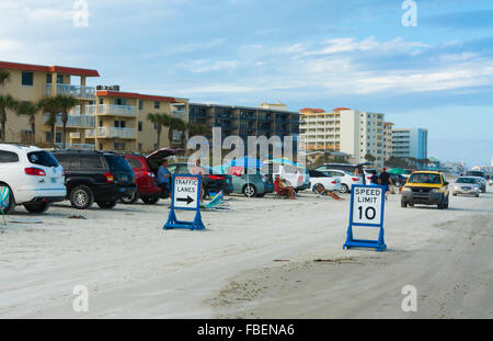 New Smyrna Beach Florida guida delle automobili sulla spiaggia pericolo traffico limiti di velocità con le famiglie di giocare e auto in movimento Foto Stock