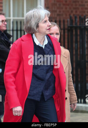 Home Segretario Teresa maggio passeggiate lungo Downing St con: Teresa può MP Dove: Londra, Regno Unito quando: 15 Dic 2015 Foto Stock