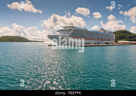 Emerald Princess nave di Princess Cruises porta i passeggeri per le Isole Vergini Americane Foto Stock