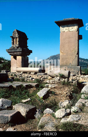 Pilastro Lycian tombe, Arpia o arpie tombe, all'antica città Lycian resti di Xanthos, Lycia, Kinik, Antalya, Turchia Foto Stock