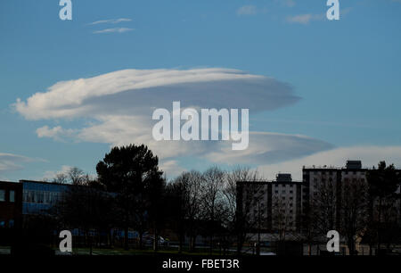 Dundee, Tayside, Scozia, Regno Unito, 15 gennaio 2016. Regno Unito: Meteo pyrocumulus grande a forma di testa di fungo nube su Dundee skyline producendo una esplosione nucleare effetto. © Dundee fotografico / Alamy Live News. Foto Stock