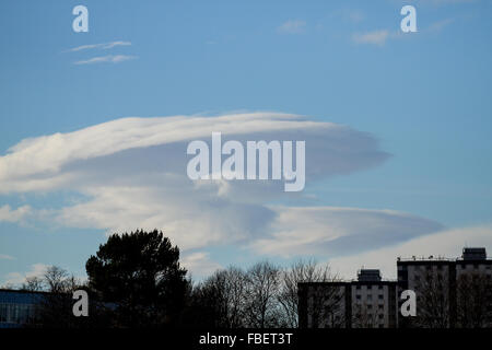 Dundee, Tayside, Scozia, Regno Unito, 15 gennaio 2016. Regno Unito: Meteo pyrocumulus grande a forma di testa di fungo nube su Dundee skyline producendo una esplosione nucleare effetto. © Dundee fotografico / Alamy Live News. Foto Stock