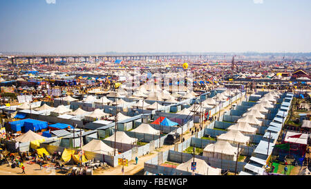 Di fronte alla folla Kumbh Mela festival, la più grande del mondo religioso, raccolta in Allahabad, Uttar Pradesh, India. Foto Stock