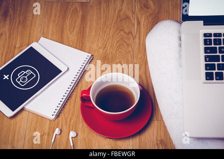 Immagine composita di overhead shot di laptop, tablet, il caffè e le cuffie Foto Stock