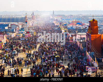 Di fronte alla folla Kumbh Mela festival, la più grande del mondo religioso, raccolta in Allahabad, Uttar Pradesh, India. Foto Stock