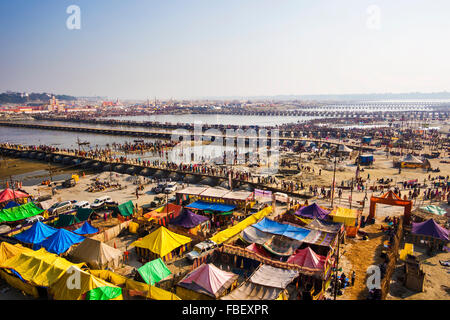 Vista aerea del Kumbh Mela festival, la più grande del mondo religioso, raccolta in Allahabad, India. Foto Stock