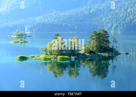 Fantastico tramonto sul lago di montagna Eibsee, situato nel Land della Baviera, Germania. Drammatica scena insolita. Alpi, l'Europa. Foto Stock