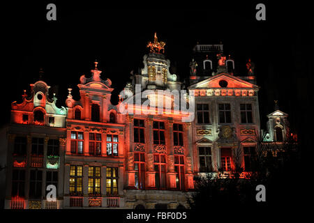 Illuminazione notturna della Grand Place di Bruxelles durante le celebrazioni del Natale Foto Stock