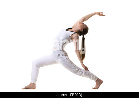 Bellissimo modello fitness le pratiche yoga o pilates, facendo esercizio di affondo, stando in piedi in retromarcia Warrior pongono, Crescent variazione, V Foto Stock