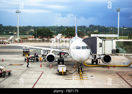 Aereo parcheggiato in aeroporto in Brasilia, capitale del Brasile. Foto Stock