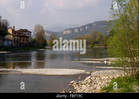 L'Italia, Lombardia, Lecco, traghetto di Imbersago progettato da Leonardo da Vinci attraversa il fiume Adda con la forza della corrente. Foto Stock