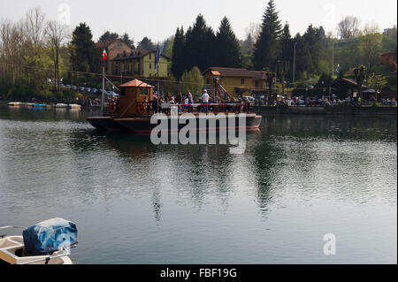 L'Italia, Lombardia, Lecco, traghetto di Imbersago progettato da Leonardo da Vinci attraversa il fiume Adda con la forza della corrente. Foto Stock