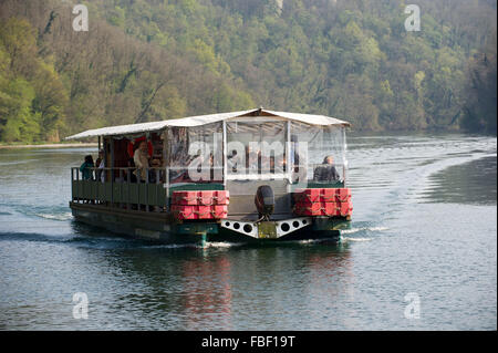 L'Italia, Lombardia, Lecco, traghetto di Imbersago progettato da Leonardo da Vinci attraversa il fiume Adda con la forza della corrente. Foto Stock