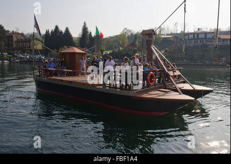 L'Italia, Lombardia, Lecco, traghetto di Imbersago progettato da Leonardo da Vinci attraversa il fiume Adda con la forza della corrente. Foto Stock