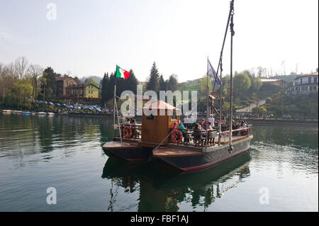 L'Italia, Lombardia, Lecco, traghetto di Imbersago progettato da Leonardo da Vinci attraversa il fiume Adda con la forza della corrente. Foto Stock