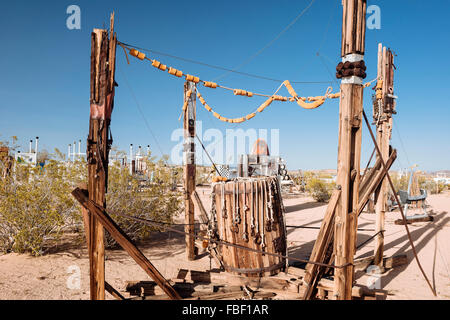 Assemblage scultura dal compianto Noah Purifoy in Noah Purifoy all aperto del deserto Art Museum, Joshua Tree, California Foto Stock