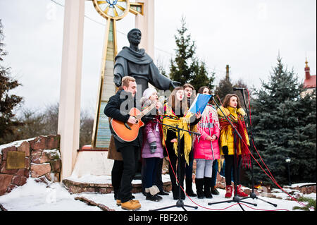 L'Ucraina. LVIV - 14 gennaio 2016: Presepe sfilata di bambini sul giorno d'inverno. Foto Stock