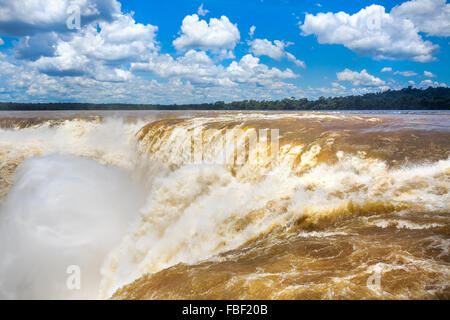 Gola del Diavolo a Iguazu Falls, sul confine di Argentina e Brasile. Foto Stock