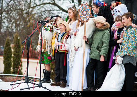 L'Ucraina. LVIV - 14 gennaio 2016: Presepe sfilata di bambini sul giorno d'inverno. Foto Stock