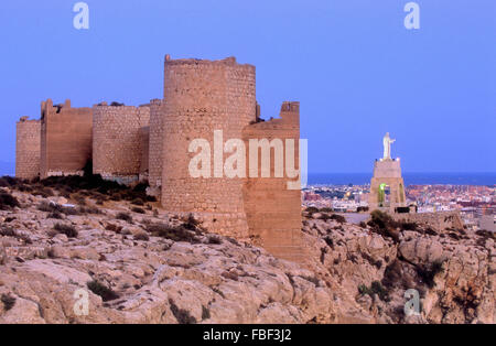 Muro fortificato (Muralla de Jayran).a destra belvedere di San Cristobal. Almeria. Andalusia. Spagna. Foto Stock
