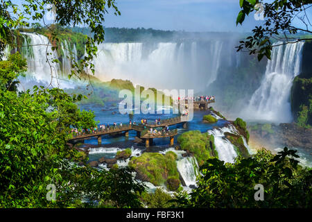 I turisti a Iguazu Falls, uno dei piu' grandi meraviglie naturali del mondo, sul confine di Argentina e Brasile. Foto Stock