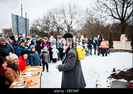 L'Ucraina. LVIV - 14 gennaio 2016: Presepe sfilata di bambini sul giorno d'inverno. Foto Stock