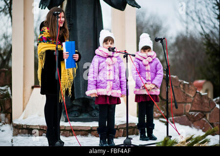 L'Ucraina. LVIV - 14 gennaio 2016: Presepe sfilata di bambini sul giorno d'inverno. Foto Stock