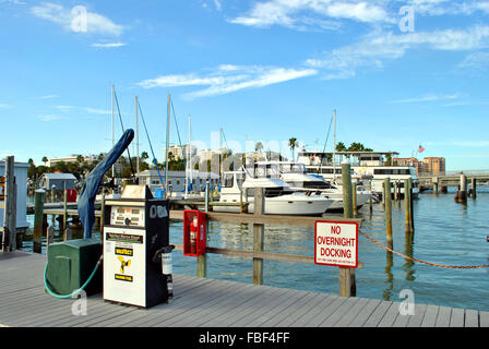 Barca stazione di rifornimento in Clearwater Beach porto Foto Stock