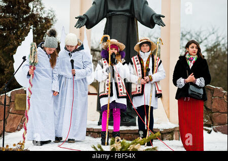 L'Ucraina. LVIV - 14 gennaio 2016: Presepe sfilata di bambini sul giorno d'inverno. Foto Stock