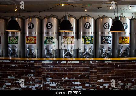 Un serbatoio bar a ululati luppolo a Hackney Wick, Londra. Foto Stock