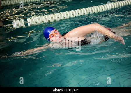 Donna incinta in costume da bagno Foto Stock