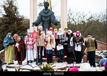L'Ucraina. LVIV - 14 gennaio 2016: Presepe sfilata di bambini sul giorno d'inverno. Foto Stock