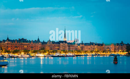 Panorama del terrapieno nella parte vecchia di Stoccolma alla serata estiva, Svezia Foto Stock