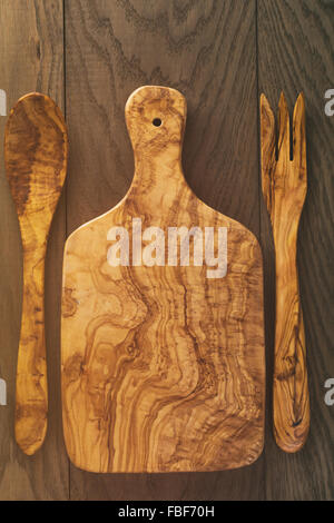 Composizione con olive wood board sulla parte superiore della tavola di quercia Foto Stock