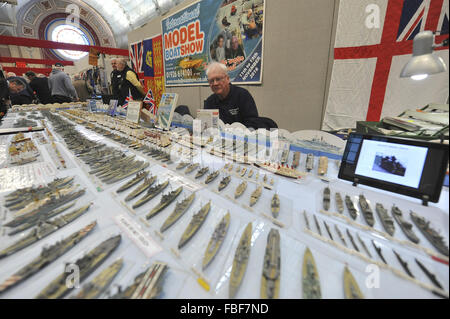 Londra, Regno Unito. 15 gennaio, 2016. Jack Snary con la sua vasta collezione di 646 artigianale, scala 1/1200 imbarcazioni presso il London Model Engineering mostra che si è aperto oggi a Alexandra Palace di Londra. Jack ha reso le barche per l'ultimo 36 anni ed è ancora in corso - sta attualmente lavorando su Maria Celeste. Credito: Michael Preston/Alamy Live News Foto Stock