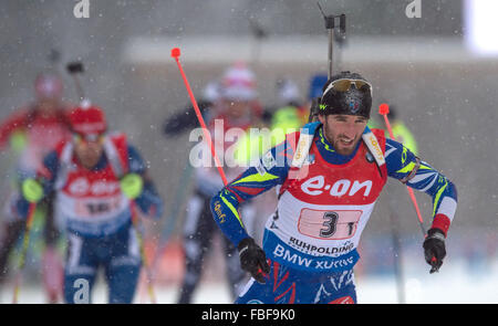 Jean Guillaume Beatrix della Francia in azione durante gli uomini del 4 x 7,5 km staffetta gara di Coppa del Mondo di Biathlon di Ruhpolding, Germania, 15 gennaio 2016. Foto: Matthias esitano di fronte/dpa Foto Stock