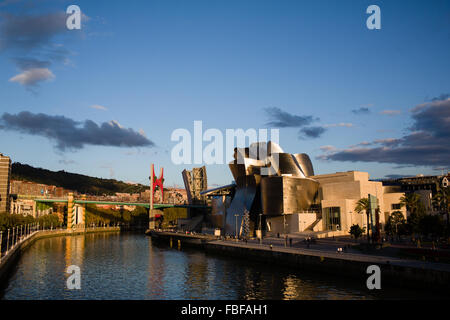 5/9/15 Museo Guggenheim nel tardo pomeriggio di sole, Bilbao, Bizkaia, Paesi Baschi, Spagna. Foto di James Sturcke Foto Stock