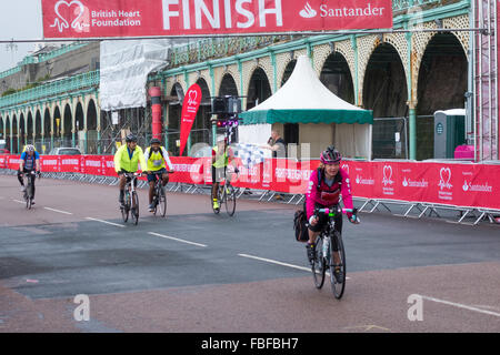 Londra per Brigton giro in bicicletta per raccogliere fondi per il British Heart Foundation Foto Stock