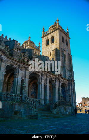 Loggia in stile barocco alla facciata laterale della cattedrale di Porto, Porto, Portogallo Foto Stock