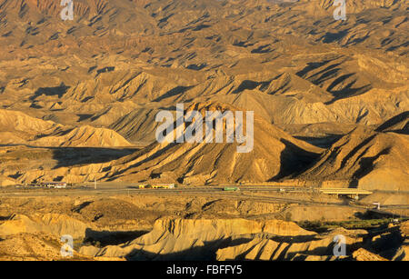 Strada A-92 nel deserto di Tabernas, il solo vero e proprio deserto dell'Europa, Spagna Foto Stock