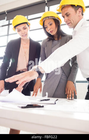 La gente di affari di indossare i caschi di sicurezza Foto Stock