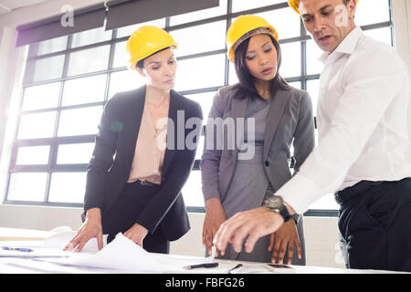 La gente di affari di indossare i caschi di sicurezza Foto Stock