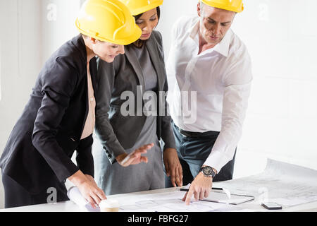 La gente di affari di indossare i caschi di sicurezza Foto Stock