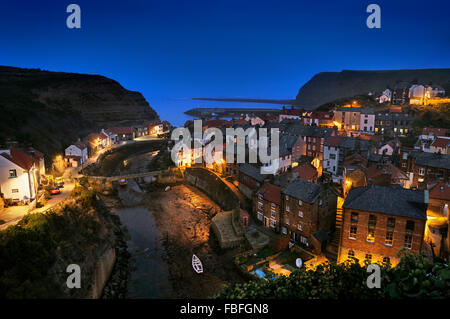 Il villaggio di pescatori di Staithes nel North Yorkshire al crepuscolo, England, Regno Unito Foto Stock