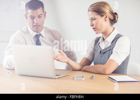 La gente di affari che lavorano insieme su laptop Foto Stock