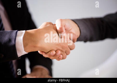 Vista ravvicinata di uomini di affari che stringono le mani Foto Stock