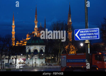 La Moschea del Sultano Ahmed,, meglio conosciuta come la Moschea Blu, a Istanbul, Turchia, all'inizio di gennaio 13, 2016. Un attentato suicida vicino alla Moschea Blu su gennaio 12 ucciso dieci persone e il ferimento di molte altre. Foto: Peter Kneffel/dpa Foto Stock