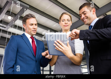 La gente di affari parlare insieme mentre cercano di tablet Foto Stock